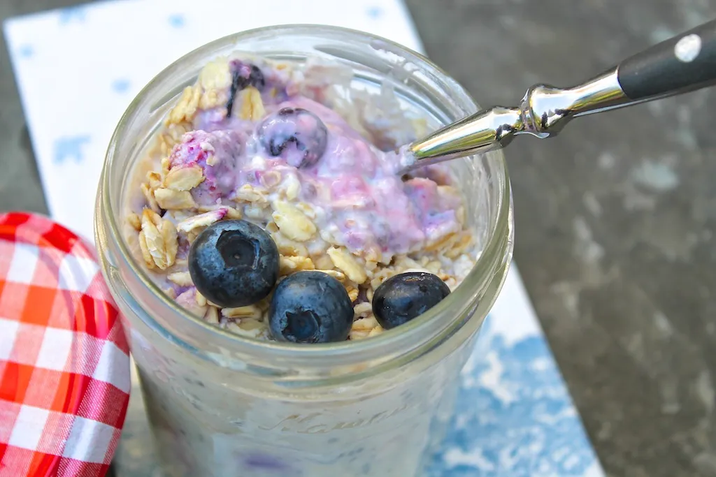 No-Cook Overnight Oats With Yogurt & blueberries 